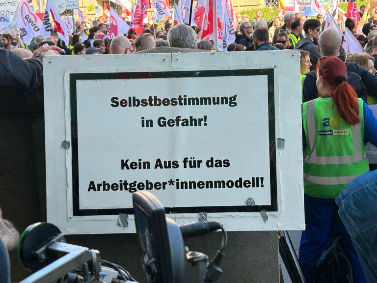 Protest Plakat: Selbstbestimmung in Gefahr! Kein Aust für das Arbeitgeber*Innen Modell!
